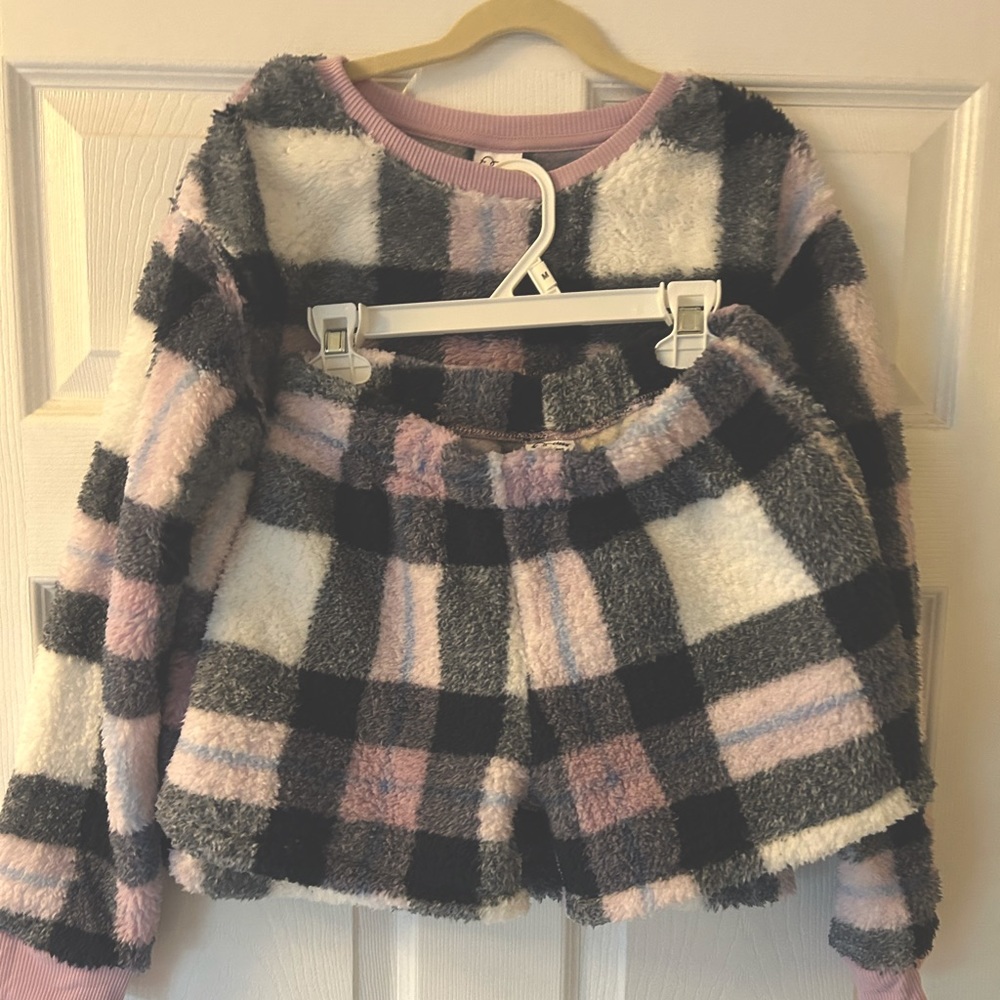 Target kids matching pajama set in a cozy plaid fleece. Never worn! Size L 10/12